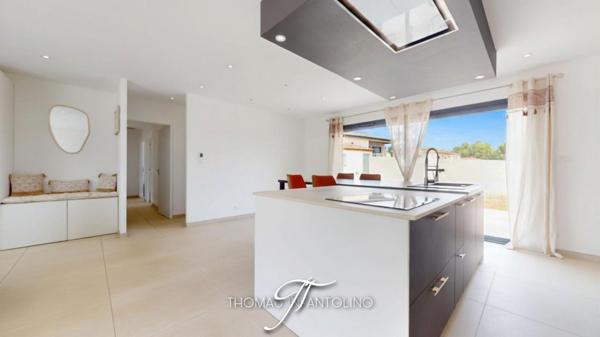 EN EXCLUSIVITE - PLAIN PIED - 3 CHAMBRES DONT UNE SUITE PARENTALE - CLIMATISATION GAINABLE - GARAGE - VUE DEGAGÉE