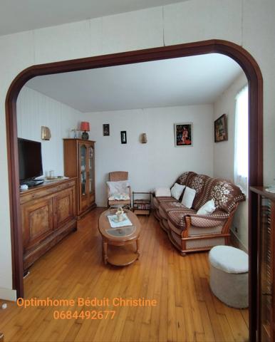 RUFFEC. SOUS COMPROMIS Maison de 65 m² sur sous -sol, véranda, terrain 1954 m² clos.