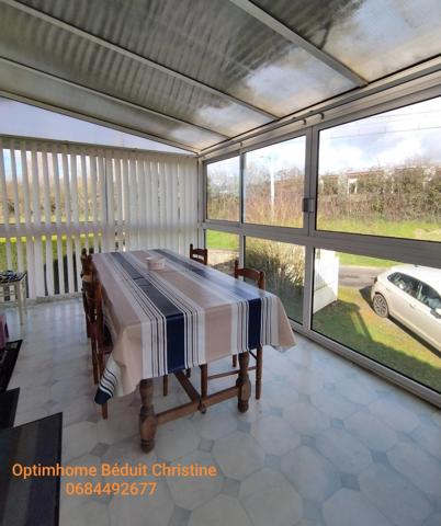RUFFEC. SOUS COMPROMIS Maison de 65 m² sur sous -sol, véranda, terrain 1954 m² clos.