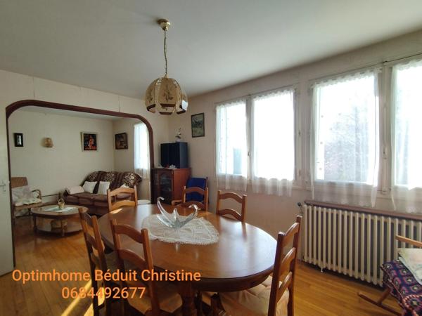 RUFFEC. SOUS COMPROMIS Maison de 65 m² sur sous -sol, véranda, terrain 1954 m² clos.