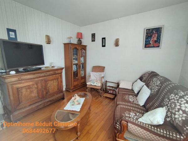 RUFFEC. SOUS COMPROMIS Maison de 65 m² sur sous -sol, véranda, terrain 1954 m² clos.