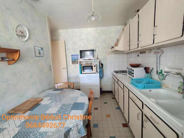 RUFFEC. SOUS COMPROMIS Maison de 65 m² sur sous -sol, véranda, terrain 1954 m² clos.