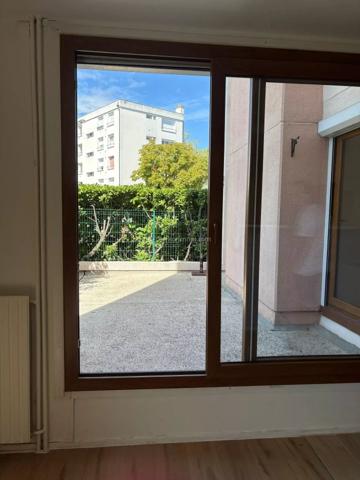 Location                                                      Appartement
                        
                     3 pièces                      69 m2                     à Décines-Charpieu