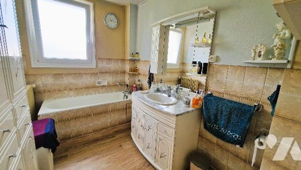 Ensemble immobilier à usage mixte commerce / habitation