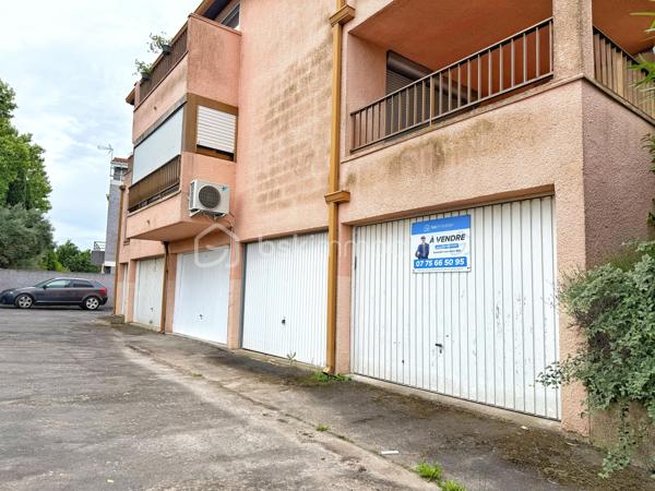 🚗 Garage 16 m² – Agde – Investissement ou usage personnel

À vendre garage fermé d’environ 16 m² situé à Agde, dans une impasse au sein d’une petite copropriété privée, au bord de l’Hérault.

Le bien est idéal pour du stationnement ou du stockage (véhicule, matériel, petit bateau…).

Actuellement loué 110 € / mois, offrant une rentabilité immédiate avec locataire en place.

Possibilité de conserver la location pour un investissement clé en main, ou de récupérer le bien pour usage personnel, la locataire pouvant libérer le garage dans le cadre d’un préavis légal.

Les + :
- Situation calme au fond de l’impasse  
- Possibilité de stationner un véhicule devant le garage  
- Petite copropriété privée  
- Accès facile  
- Bien rare sur le secteur  

Taxe foncière : 100 € / an  
Charges de copropriété : 210 € / an  

Idéal investisseur ou particulier recherchant un garage fonctionnel à Agde, dans un environnement calme au bord de l’Hérault.