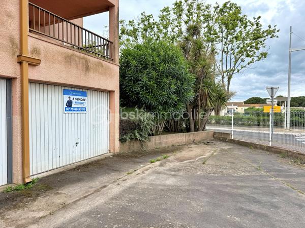 🚗 Garage 16 m² – Agde – Investissement ou usage personnel

À vendre garage fermé d’environ 16 m² situé à Agde, dans une impasse au sein d’une petite copropriété privée, au bord de l’Hérault.

Le bien est idéal pour du stationnement ou du stockage (véhicule, matériel, petit bateau…).

Actuellement loué 110 € / mois, offrant une rentabilité immédiate avec locataire en place.

Possibilité de conserver la location pour un investissement clé en main, ou de récupérer le bien pour usage personnel, la locataire pouvant libérer le garage dans le cadre d’un préavis légal.

Les + :
- Situation calme au fond de l’impasse  
- Possibilité de stationner un véhicule devant le garage  
- Petite copropriété privée  
- Accès facile  
- Bien rare sur le secteur  

Taxe foncière : 100 € / an  
Charges de copropriété : 210 € / an  

Idéal investisseur ou particulier recherchant un garage fonctionnel à Agde, dans un environnement calme au bord de l’Hérault.
