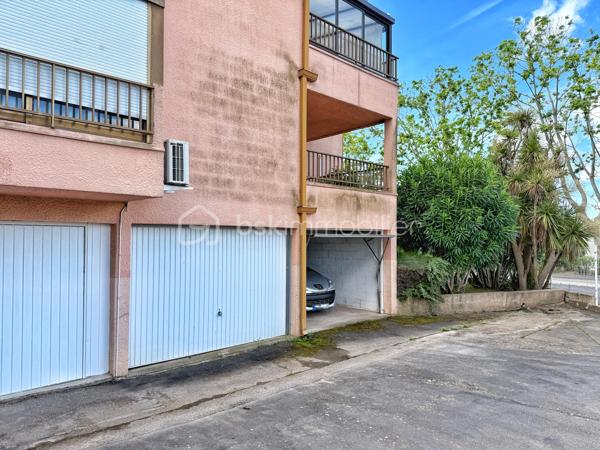 🚗 Garage 16 m² – Agde – Investissement ou usage personnel

À vendre garage fermé d’environ 16 m² situé à Agde, dans une impasse au sein d’une petite copropriété privée, au bord de l’Hérault.

Le bien est idéal pour du stationnement ou du stockage (véhicule, matériel, petit bateau…).

Actuellement loué 110 € / mois, offrant une rentabilité immédiate avec locataire en place.

Possibilité de conserver la location pour un investissement clé en main, ou de récupérer le bien pour usage personnel, la locataire pouvant libérer le garage dans le cadre d’un préavis légal.

Les + :
- Situation calme au fond de l’impasse  
- Possibilité de stationner un véhicule devant le garage  
- Petite copropriété privée  
- Accès facile  
- Bien rare sur le secteur  

Taxe foncière : 100 € / an  
Charges de copropriété : 210 € / an  

Idéal investisseur ou particulier recherchant un garage fonctionnel à Agde, dans un environnement calme au bord de l’Hérault.
