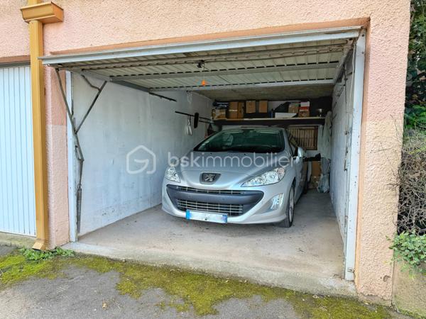 🚗 Garage 16 m² – Agde – Investissement ou usage personnel

À vendre garage fermé d’environ 16 m² situé à Agde, dans une impasse au sein d’une petite copropriété privée, au bord de l’Hérault.

Le bien est idéal pour du stationnement ou du stockage (véhicule, matériel, petit bateau…).

Actuellement loué 110 € / mois, offrant une rentabilité immédiate avec locataire en place.

Possibilité de conserver la location pour un investissement clé en main, ou de récupérer le bien pour usage personnel, la locataire pouvant libérer le garage dans le cadre d’un préavis légal.

Les + :
- Situation calme au fond de l’impasse  
- Possibilité de stationner un véhicule devant le garage  
- Petite copropriété privée  
- Accès facile  
- Bien rare sur le secteur  

Taxe foncière : 100 € / an  
Charges de copropriété : 210 € / an  

Idéal investisseur ou particulier recherchant un garage fonctionnel à Agde, dans un environnement calme au bord de l’Hérault.