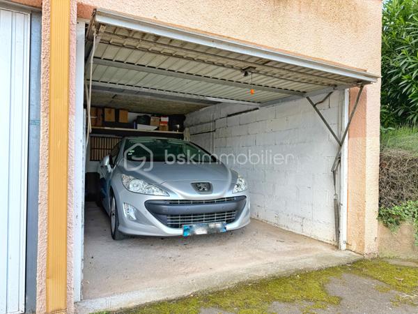 🚗 Garage 16 m² – Agde – Investissement ou usage personnel

À vendre garage fermé d’environ 16 m² situé à Agde, dans une impasse au sein d’une petite copropriété privée, au bord de l’Hérault.

Le bien est idéal pour du stationnement ou du stockage (véhicule, matériel, petit bateau…).

Actuellement loué 110 € / mois, offrant une rentabilité immédiate avec locataire en place.

Possibilité de conserver la location pour un investissement clé en main, ou de récupérer le bien pour usage personnel, la locataire pouvant libérer le garage dans le cadre d’un préavis légal.

Les + :
- Situation calme au fond de l’impasse  
- Possibilité de stationner un véhicule devant le garage  
- Petite copropriété privée  
- Accès facile  
- Bien rare sur le secteur  

Taxe foncière : 100 € / an  
Charges de copropriété : 210 € / an  

Idéal investisseur ou particulier recherchant un garage fonctionnel à Agde, dans un environnement calme au bord de l’Hérault.