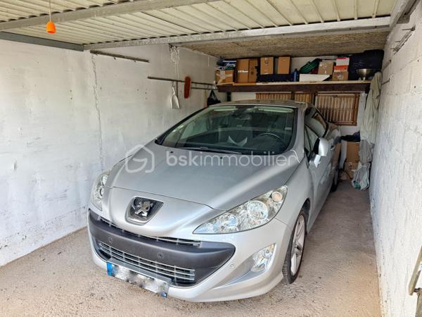 🚗 Garage 16 m² – Agde – Investissement ou usage personnel

À vendre garage fermé d’environ 16 m² situé à Agde, dans une impasse au sein d’une petite copropriété privée, au bord de l’Hérault.

Le bien est idéal pour du stationnement ou du stockage (véhicule, matériel, petit bateau…).

Actuellement loué 110 € / mois, offrant une rentabilité immédiate avec locataire en place.

Possibilité de conserver la location pour un investissement clé en main, ou de récupérer le bien pour usage personnel, la locataire pouvant libérer le garage dans le cadre d’un préavis légal.

Les + :
- Situation calme au fond de l’impasse  
- Possibilité de stationner un véhicule devant le garage  
- Petite copropriété privée  
- Accès facile  
- Bien rare sur le secteur  

Taxe foncière : 100 € / an  
Charges de copropriété : 210 € / an  

Idéal investisseur ou particulier recherchant un garage fonctionnel à Agde, dans un environnement calme au bord de l’Hérault.