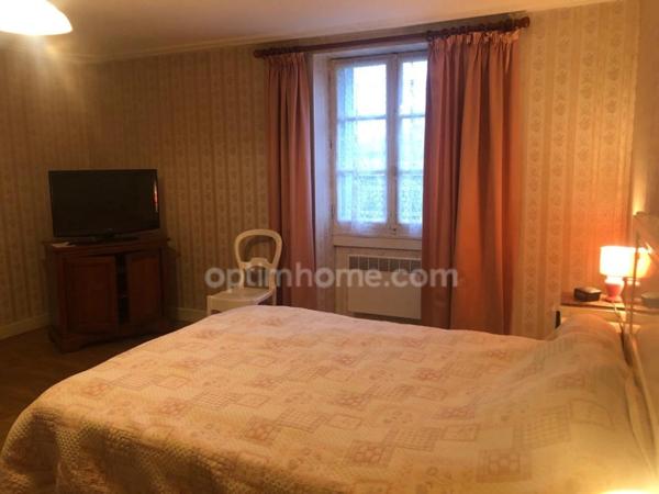 Maison de bourg de 180m2 avec 6 chambres.