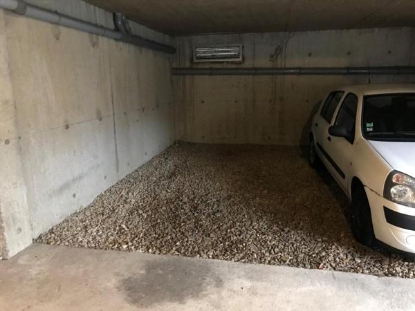 Location Parking - 1 m² (réf : 384843)