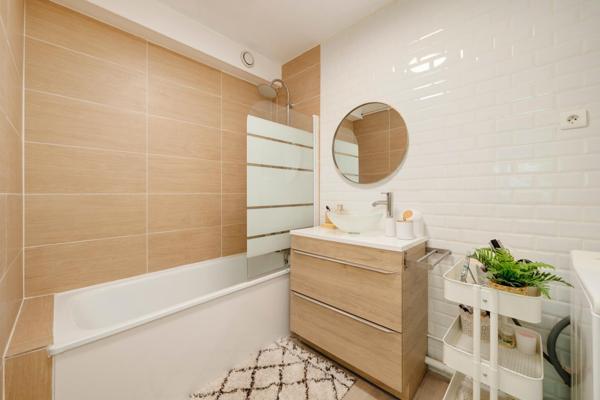 Magnifique T2 renové avec place de parking- frontière Nancy