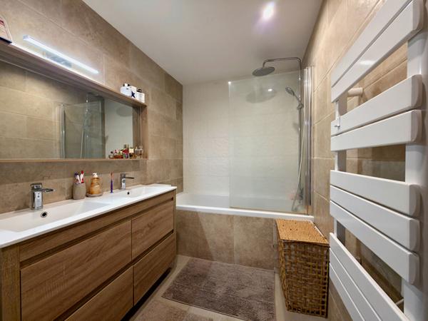 Appartement 4 pièce(s) 96 m² - Résidence recherchée, ascenseur, cave, parking