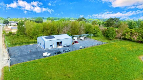 Bâtiment Industriel isolé avec bureaux et terrain clos