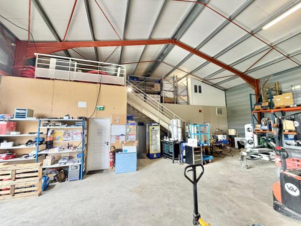 Bâtiment Industriel isolé avec bureaux et terrain clos