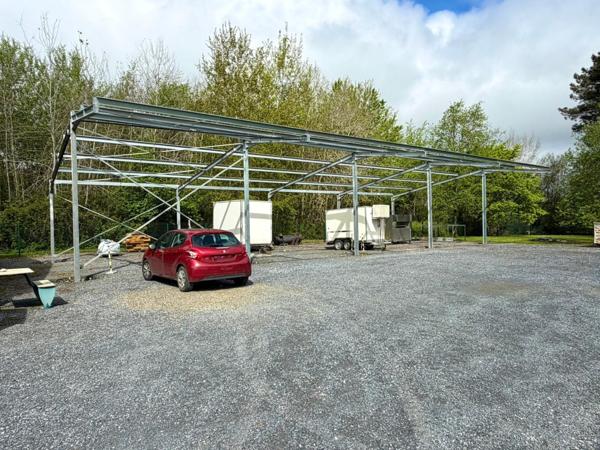 Bâtiment Industriel isolé avec bureaux et terrain clos