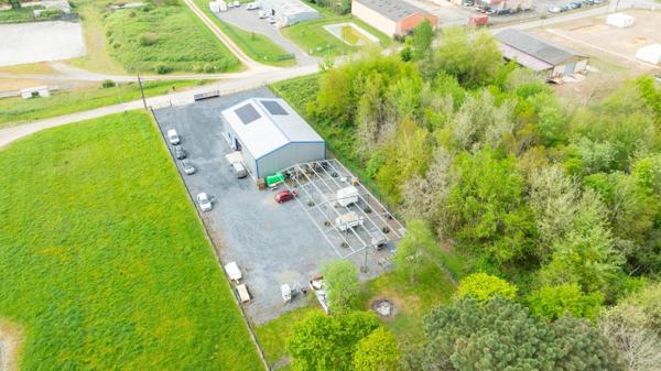 Bâtiment Industriel isolé avec bureaux et terrain clos