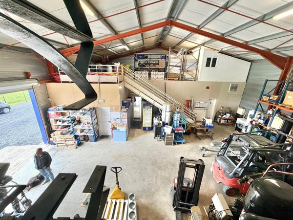 Bâtiment Industriel isolé avec bureaux et terrain clos