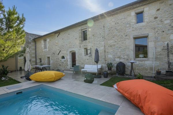 Ancienne ferme rénovée avec revenu locatif, piscine et dépendances – Villegouge