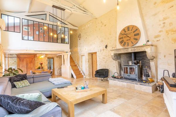 Ancienne ferme rénovée avec revenu locatif, piscine et dépendances – Villegouge
