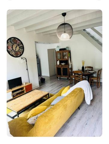 Ancienne ferme rénovée avec revenu locatif, piscine et dépendances – Villegouge