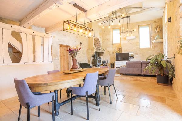 Ancienne ferme rénovée avec revenu locatif, piscine et dépendances – Villegouge