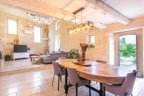 Ancienne ferme rénovée avec revenu locatif, piscine et dépendances – Villegouge
