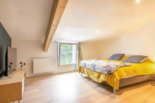 Ancienne ferme rénovée avec revenu locatif, piscine et dépendances – Villegouge