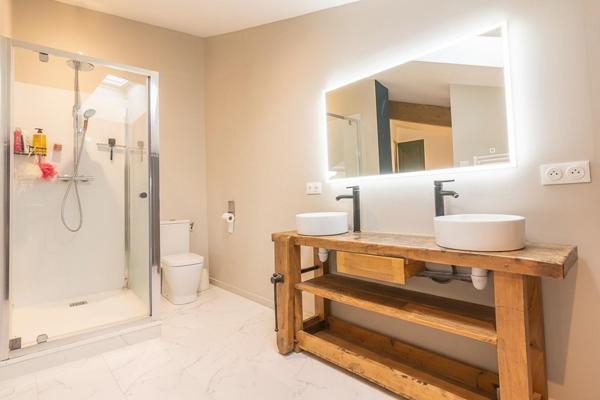 Ancienne ferme rénovée avec revenu locatif, piscine et dépendances – Villegouge