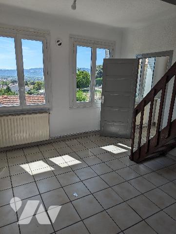APPARTEMENT EN DUPLE X 2 CHAMBRES   CAVE GARAGE