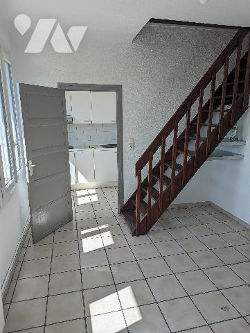 APPARTEMENT EN DUPLE X 2 CHAMBRES   CAVE GARAGE