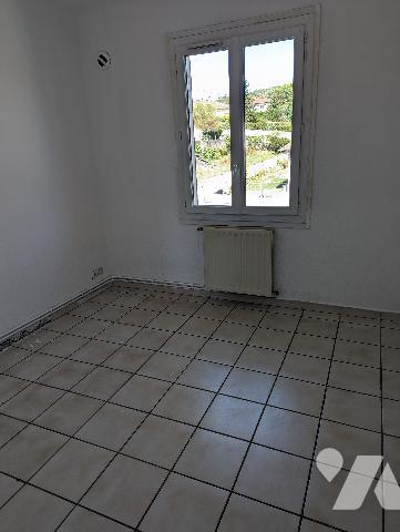 APPARTEMENT EN DUPLE X 2 CHAMBRES   CAVE GARAGE