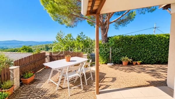 Au sein de la résidence Le Castellet Park, dans un environnement calme et verdoyant, découvrez cette maison individuelle de type Maison Phénix, de plain-pied, développant environ 30 m² habitables, implantée sur une parcelle privative de 230 m².

La maison se compose d’une pièce de vie, de deux chambrettes, d’une salle d’eau et d’un WC indépendant. Une cuisine d’été attenante complète l’ensemble et permet de profiter pleinement des extérieurs.

L’un des véritables atouts du bien réside dans son environnement : une parcelle arborée, sans vis-à-vis direct, plusieurs espaces extérieurs agréables, une terrasse et surtout une vue dégagée sur les collines avec la Méditerranée en arrière-plan.

La maison nécessite des travaux, mais elle offre une base saine et un réel potentiel pour créer un pied-à-terre ou une résidence à l’année dans un cadre privilégié. Possibilité d'agrandissement sous réserve du respect de la réglementation.

Un stationnement privatif ainsi que deux espaces de rangement/caves complètent le bien.

La résidence est organisée en Association Syndicale Libre, avec des charges d’environ 150 € par trimestre, comprenant l’entretien des parties et équipements communs. Elle bénéficie notamment d’une piscine collective, d’un espace de restauration saisonnier et d’un terrain de pétanque.

À proximité du Castellet, de Bandol, Saint-Cyr-sur-Mer, Sanary-sur-Mer et du littoral, ce bien constitue une opportunité rare pour qui recherche un environnement paisible, un extérieur privatif et une vue ouverte jusqu’à la mer.

Un bien à découvrir pour son cadre, son potentiel et son atmosphère.