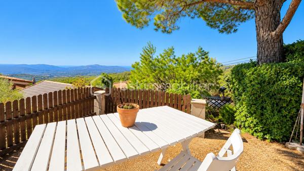 Au sein de la résidence Le Castellet Park, dans un environnement calme et verdoyant, découvrez cette maison individuelle de type Maison Phénix, de plain-pied, développant environ 30 m² habitables, implantée sur une parcelle privative de 230 m².

La maison se compose d’une pièce de vie, de deux chambrettes, d’une salle d’eau et d’un WC indépendant. Une cuisine d’été attenante complète l’ensemble et permet de profiter pleinement des extérieurs.

L’un des véritables atouts du bien réside dans son environnement : une parcelle arborée, sans vis-à-vis direct, plusieurs espaces extérieurs agréables, une terrasse et surtout une vue dégagée sur les collines avec la Méditerranée en arrière-plan.

La maison nécessite des travaux, mais elle offre une base saine et un réel potentiel pour créer un pied-à-terre ou une résidence à l’année dans un cadre privilégié. Possibilité d'agrandissement sous réserve du respect de la réglementation.

Un stationnement privatif ainsi que deux espaces de rangement/caves complètent le bien.

La résidence est organisée en Association Syndicale Libre, avec des charges d’environ 150 € par trimestre, comprenant l’entretien des parties et équipements communs. Elle bénéficie notamment d’une piscine collective, d’un espace de restauration saisonnier et d’un terrain de pétanque.

À proximité du Castellet, de Bandol, Saint-Cyr-sur-Mer, Sanary-sur-Mer et du littoral, ce bien constitue une opportunité rare pour qui recherche un environnement paisible, un extérieur privatif et une vue ouverte jusqu’à la mer.

Un bien à découvrir pour son cadre, son potentiel et son atmosphère.