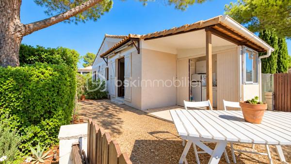 Au sein de la résidence Le Castellet Park, dans un environnement calme et verdoyant, découvrez cette maison individuelle de type Maison Phénix, de plain-pied, développant environ 30 m² habitables, implantée sur une parcelle privative de 230 m².

La maison se compose d’une pièce de vie, de deux chambrettes, d’une salle d’eau et d’un WC indépendant. Une cuisine d’été attenante complète l’ensemble et permet de profiter pleinement des extérieurs.

L’un des véritables atouts du bien réside dans son environnement : une parcelle arborée, sans vis-à-vis direct, plusieurs espaces extérieurs agréables, une terrasse et surtout une vue dégagée sur les collines avec la Méditerranée en arrière-plan.

La maison nécessite des travaux, mais elle offre une base saine et un réel potentiel pour créer un pied-à-terre ou une résidence à l’année dans un cadre privilégié. Possibilité d'agrandissement sous réserve du respect de la réglementation.

Un stationnement privatif ainsi que deux espaces de rangement/caves complètent le bien.

La résidence est organisée en Association Syndicale Libre, avec des charges d’environ 150 € par trimestre, comprenant l’entretien des parties et équipements communs. Elle bénéficie notamment d’une piscine collective, d’un espace de restauration saisonnier et d’un terrain de pétanque.

À proximité du Castellet, de Bandol, Saint-Cyr-sur-Mer, Sanary-sur-Mer et du littoral, ce bien constitue une opportunité rare pour qui recherche un environnement paisible, un extérieur privatif et une vue ouverte jusqu’à la mer.

Un bien à découvrir pour son cadre, son potentiel et son atmosphère.