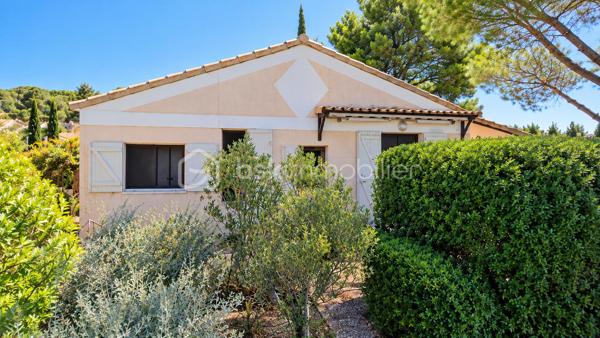 Au sein de la résidence Le Castellet Park, dans un environnement calme et verdoyant, découvrez cette maison individuelle de type Maison Phénix, de plain-pied, développant environ 30 m² habitables, implantée sur une parcelle privative de 230 m².

La maison se compose d’une pièce de vie, de deux chambrettes, d’une salle d’eau et d’un WC indépendant. Une cuisine d’été attenante complète l’ensemble et permet de profiter pleinement des extérieurs.

L’un des véritables atouts du bien réside dans son environnement : une parcelle arborée, sans vis-à-vis direct, plusieurs espaces extérieurs agréables, une terrasse et surtout une vue dégagée sur les collines avec la Méditerranée en arrière-plan.

La maison nécessite des travaux, mais elle offre une base saine et un réel potentiel pour créer un pied-à-terre ou une résidence à l’année dans un cadre privilégié. Possibilité d'agrandissement sous réserve du respect de la réglementation.

Un stationnement privatif ainsi que deux espaces de rangement/caves complètent le bien.

La résidence est organisée en Association Syndicale Libre, avec des charges d’environ 150 € par trimestre, comprenant l’entretien des parties et équipements communs. Elle bénéficie notamment d’une piscine collective, d’un espace de restauration saisonnier et d’un terrain de pétanque.

À proximité du Castellet, de Bandol, Saint-Cyr-sur-Mer, Sanary-sur-Mer et du littoral, ce bien constitue une opportunité rare pour qui recherche un environnement paisible, un extérieur privatif et une vue ouverte jusqu’à la mer.

Un bien à découvrir pour son cadre, son potentiel et son atmosphère.