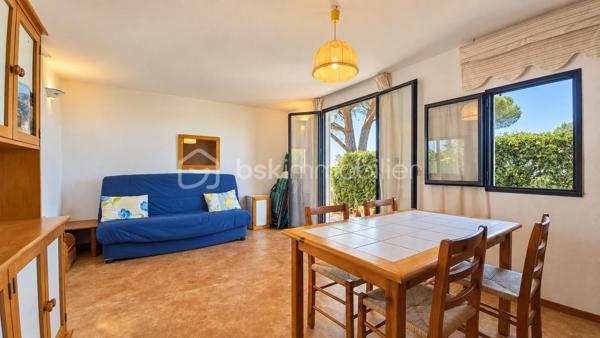 Au sein de la résidence Le Castellet Park, dans un environnement calme et verdoyant, découvrez cette maison individuelle de type Maison Phénix, de plain-pied, développant environ 30 m² habitables, implantée sur une parcelle privative de 230 m².

La maison se compose d’une pièce de vie, de deux chambrettes, d’une salle d’eau et d’un WC indépendant. Une cuisine d’été attenante complète l’ensemble et permet de profiter pleinement des extérieurs.

L’un des véritables atouts du bien réside dans son environnement : une parcelle arborée, sans vis-à-vis direct, plusieurs espaces extérieurs agréables, une terrasse et surtout une vue dégagée sur les collines avec la Méditerranée en arrière-plan.

La maison nécessite des travaux, mais elle offre une base saine et un réel potentiel pour créer un pied-à-terre ou une résidence à l’année dans un cadre privilégié. Possibilité d'agrandissement sous réserve du respect de la réglementation.

Un stationnement privatif ainsi que deux espaces de rangement/caves complètent le bien.

La résidence est organisée en Association Syndicale Libre, avec des charges d’environ 150 € par trimestre, comprenant l’entretien des parties et équipements communs. Elle bénéficie notamment d’une piscine collective, d’un espace de restauration saisonnier et d’un terrain de pétanque.

À proximité du Castellet, de Bandol, Saint-Cyr-sur-Mer, Sanary-sur-Mer et du littoral, ce bien constitue une opportunité rare pour qui recherche un environnement paisible, un extérieur privatif et une vue ouverte jusqu’à la mer.

Un bien à découvrir pour son cadre, son potentiel et son atmosphère.