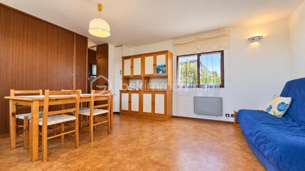 Au sein de la résidence Le Castellet Park, dans un environnement calme et verdoyant, découvrez cette maison individuelle de type Maison Phénix, de plain-pied, développant environ 30 m² habitables, implantée sur une parcelle privative de 230 m².

La maison se compose d’une pièce de vie, de deux chambrettes, d’une salle d’eau et d’un WC indépendant. Une cuisine d’été attenante complète l’ensemble et permet de profiter pleinement des extérieurs.

L’un des véritables atouts du bien réside dans son environnement : une parcelle arborée, sans vis-à-vis direct, plusieurs espaces extérieurs agréables, une terrasse et surtout une vue dégagée sur les collines avec la Méditerranée en arrière-plan.

La maison nécessite des travaux, mais elle offre une base saine et un réel potentiel pour créer un pied-à-terre ou une résidence à l’année dans un cadre privilégié. Possibilité d'agrandissement sous réserve du respect de la réglementation.

Un stationnement privatif ainsi que deux espaces de rangement/caves complètent le bien.

La résidence est organisée en Association Syndicale Libre, avec des charges d’environ 150 € par trimestre, comprenant l’entretien des parties et équipements communs. Elle bénéficie notamment d’une piscine collective, d’un espace de restauration saisonnier et d’un terrain de pétanque.

À proximité du Castellet, de Bandol, Saint-Cyr-sur-Mer, Sanary-sur-Mer et du littoral, ce bien constitue une opportunité rare pour qui recherche un environnement paisible, un extérieur privatif et une vue ouverte jusqu’à la mer.

Un bien à découvrir pour son cadre, son potentiel et son atmosphère.