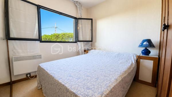 Au sein de la résidence Le Castellet Park, dans un environnement calme et verdoyant, découvrez cette maison individuelle de type Maison Phénix, de plain-pied, développant environ 30 m² habitables, implantée sur une parcelle privative de 230 m².

La maison se compose d’une pièce de vie, de deux chambrettes, d’une salle d’eau et d’un WC indépendant. Une cuisine d’été attenante complète l’ensemble et permet de profiter pleinement des extérieurs.

L’un des véritables atouts du bien réside dans son environnement : une parcelle arborée, sans vis-à-vis direct, plusieurs espaces extérieurs agréables, une terrasse et surtout une vue dégagée sur les collines avec la Méditerranée en arrière-plan.

La maison nécessite des travaux, mais elle offre une base saine et un réel potentiel pour créer un pied-à-terre ou une résidence à l’année dans un cadre privilégié. Possibilité d'agrandissement sous réserve du respect de la réglementation.

Un stationnement privatif ainsi que deux espaces de rangement/caves complètent le bien.

La résidence est organisée en Association Syndicale Libre, avec des charges d’environ 150 € par trimestre, comprenant l’entretien des parties et équipements communs. Elle bénéficie notamment d’une piscine collective, d’un espace de restauration saisonnier et d’un terrain de pétanque.

À proximité du Castellet, de Bandol, Saint-Cyr-sur-Mer, Sanary-sur-Mer et du littoral, ce bien constitue une opportunité rare pour qui recherche un environnement paisible, un extérieur privatif et une vue ouverte jusqu’à la mer.

Un bien à découvrir pour son cadre, son potentiel et son atmosphère.