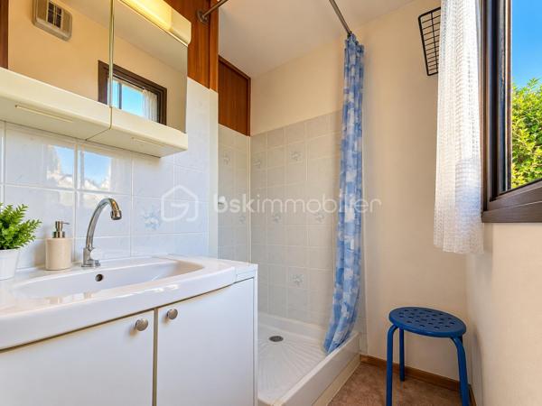Au sein de la résidence Le Castellet Park, dans un environnement calme et verdoyant, découvrez cette maison individuelle de type Maison Phénix, de plain-pied, développant environ 30 m² habitables, implantée sur une parcelle privative de 230 m².

La maison se compose d’une pièce de vie, de deux chambrettes, d’une salle d’eau et d’un WC indépendant. Une cuisine d’été attenante complète l’ensemble et permet de profiter pleinement des extérieurs.

L’un des véritables atouts du bien réside dans son environnement : une parcelle arborée, sans vis-à-vis direct, plusieurs espaces extérieurs agréables, une terrasse et surtout une vue dégagée sur les collines avec la Méditerranée en arrière-plan.

La maison nécessite des travaux, mais elle offre une base saine et un réel potentiel pour créer un pied-à-terre ou une résidence à l’année dans un cadre privilégié. Possibilité d'agrandissement sous réserve du respect de la réglementation.

Un stationnement privatif ainsi que deux espaces de rangement/caves complètent le bien.

La résidence est organisée en Association Syndicale Libre, avec des charges d’environ 150 € par trimestre, comprenant l’entretien des parties et équipements communs. Elle bénéficie notamment d’une piscine collective, d’un espace de restauration saisonnier et d’un terrain de pétanque.

À proximité du Castellet, de Bandol, Saint-Cyr-sur-Mer, Sanary-sur-Mer et du littoral, ce bien constitue une opportunité rare pour qui recherche un environnement paisible, un extérieur privatif et une vue ouverte jusqu’à la mer.

Un bien à découvrir pour son cadre, son potentiel et son atmosphère.
