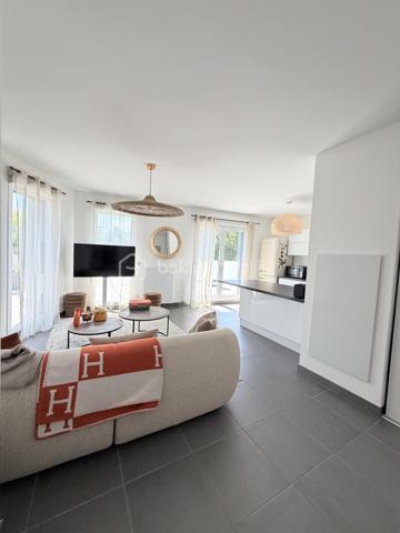 Sur la commune de Craponne, à deux minutes du centre ville, de ses commerces, écoles, TCL .... je vous propose cet appartement d'une surface de 61 M2 avec une terrasse de 73 M2 en triple exposition. Situé au 2ème et dernier étage d'un immeuble construit en 2023, ce futur lieu de vie vous offre une belle pièce de vie avec espace cuisine entièrement équipée, et ouvrant sur la terrasse - la partie nuit : deux chambres dont une avec dressing, une salle de bains.
Chauffage central individuel - possibilité d'un garage PMR en sus (15 000 euros) - Cette copropriété regroupe 22 appartements dont 10 dans cette allée - 
Une visite s'impose -