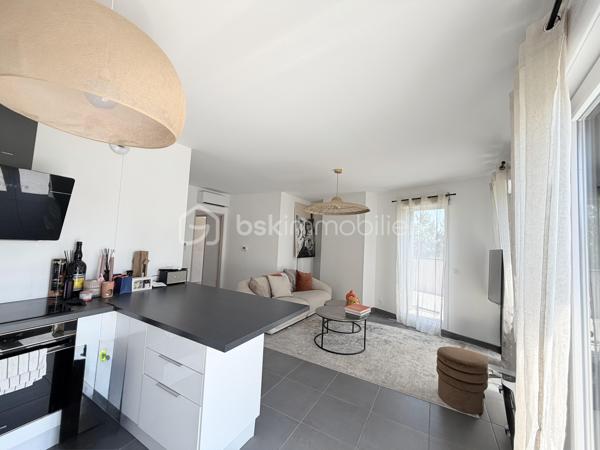 Sur la commune de Craponne, à deux minutes du centre ville, de ses commerces, écoles, TCL .... je vous propose cet appartement d'une surface de 61 M2 avec une terrasse de 73 M2 en triple exposition. Situé au 2ème et dernier étage d'un immeuble construit en 2023, ce futur lieu de vie vous offre une belle pièce de vie avec espace cuisine entièrement équipée, et ouvrant sur la terrasse - la partie nuit : deux chambres dont une avec dressing, une salle de bains.
Chauffage central individuel - possibilité d'un garage PMR en sus (15 000 euros) - Cette copropriété regroupe 22 appartements dont 10 dans cette allée - 
Une visite s'impose -