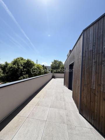 Sur la commune de Craponne, à deux minutes du centre ville, de ses commerces, écoles, TCL .... je vous propose cet appartement d'une surface de 61 M2 avec une terrasse de 73 M2 en triple exposition. Situé au 2ème et dernier étage d'un immeuble construit en 2023, ce futur lieu de vie vous offre une belle pièce de vie avec espace cuisine entièrement équipée, et ouvrant sur la terrasse - la partie nuit : deux chambres dont une avec dressing, une salle de bains.
Chauffage central individuel - possibilité d'un garage PMR en sus (15 000 euros) - Cette copropriété regroupe 22 appartements dont 10 dans cette allée - 
Une visite s'impose -