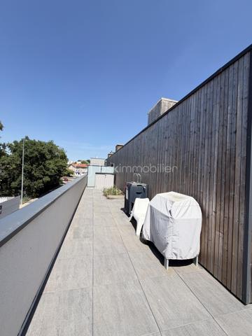 Sur la commune de Craponne, à deux minutes du centre ville, de ses commerces, écoles, TCL .... je vous propose cet appartement d'une surface de 61 M2 avec une terrasse de 73 M2 en triple exposition. Situé au 2ème et dernier étage d'un immeuble construit en 2023, ce futur lieu de vie vous offre une belle pièce de vie avec espace cuisine entièrement équipée, et ouvrant sur la terrasse - la partie nuit : deux chambres dont une avec dressing, une salle de bains.
Chauffage central individuel - possibilité d'un garage PMR en sus (15 000 euros) - Cette copropriété regroupe 22 appartements dont 10 dans cette allée - 
Une visite s'impose -