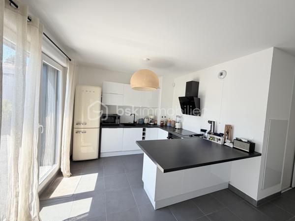 Sur la commune de Craponne, à deux minutes du centre ville, de ses commerces, écoles, TCL .... je vous propose cet appartement d'une surface de 61 M2 avec une terrasse de 73 M2 en triple exposition. Situé au 2ème et dernier étage d'un immeuble construit en 2023, ce futur lieu de vie vous offre une belle pièce de vie avec espace cuisine entièrement équipée, et ouvrant sur la terrasse - la partie nuit : deux chambres dont une avec dressing, une salle de bains.
Chauffage central individuel - possibilité d'un garage PMR en sus (15 000 euros) - Cette copropriété regroupe 22 appartements dont 10 dans cette allée - 
Une visite s'impose -