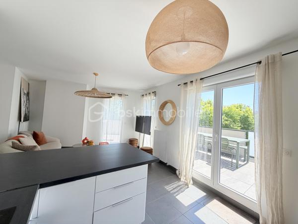 Sur la commune de Craponne, à deux minutes du centre ville, de ses commerces, écoles, TCL .... je vous propose cet appartement d'une surface de 61 M2 avec une terrasse de 73 M2 en triple exposition. Situé au 2ème et dernier étage d'un immeuble construit en 2023, ce futur lieu de vie vous offre une belle pièce de vie avec espace cuisine entièrement équipée, et ouvrant sur la terrasse - la partie nuit : deux chambres dont une avec dressing, une salle de bains.
Chauffage central individuel - possibilité d'un garage PMR en sus (15 000 euros) - Cette copropriété regroupe 22 appartements dont 10 dans cette allée - 
Une visite s'impose -