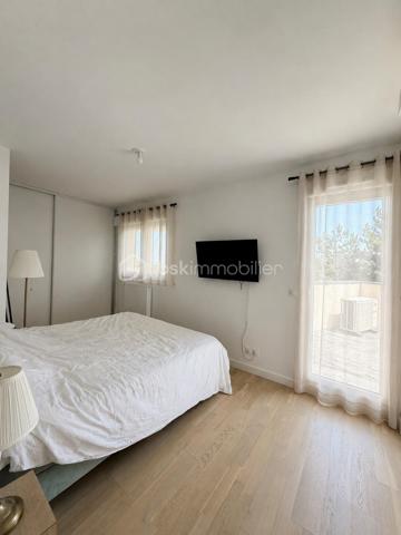 Sur la commune de Craponne, à deux minutes du centre ville, de ses commerces, écoles, TCL .... je vous propose cet appartement d'une surface de 61 M2 avec une terrasse de 73 M2 en triple exposition. Situé au 2ème et dernier étage d'un immeuble construit en 2023, ce futur lieu de vie vous offre une belle pièce de vie avec espace cuisine entièrement équipée, et ouvrant sur la terrasse - la partie nuit : deux chambres dont une avec dressing, une salle de bains.
Chauffage central individuel - possibilité d'un garage PMR en sus (15 000 euros) - Cette copropriété regroupe 22 appartements dont 10 dans cette allée - 
Une visite s'impose -