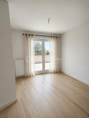 Sur la commune de Craponne, à deux minutes du centre ville, de ses commerces, écoles, TCL .... je vous propose cet appartement d'une surface de 61 M2 avec une terrasse de 73 M2 en triple exposition. Situé au 2ème et dernier étage d'un immeuble construit en 2023, ce futur lieu de vie vous offre une belle pièce de vie avec espace cuisine entièrement équipée, et ouvrant sur la terrasse - la partie nuit : deux chambres dont une avec dressing, une salle de bains.
Chauffage central individuel - possibilité d'un garage PMR en sus (15 000 euros) - Cette copropriété regroupe 22 appartements dont 10 dans cette allée - 
Une visite s'impose -