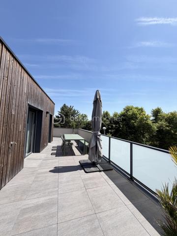 Sur la commune de Craponne, à deux minutes du centre ville, de ses commerces, écoles, TCL .... je vous propose cet appartement d'une surface de 61 M2 avec une terrasse de 73 M2 en triple exposition. Situé au 2ème et dernier étage d'un immeuble construit en 2023, ce futur lieu de vie vous offre une belle pièce de vie avec espace cuisine entièrement équipée, et ouvrant sur la terrasse - la partie nuit : deux chambres dont une avec dressing, une salle de bains.
Chauffage central individuel - possibilité d'un garage PMR en sus (15 000 euros) - Cette copropriété regroupe 22 appartements dont 10 dans cette allée - 
Une visite s'impose -
